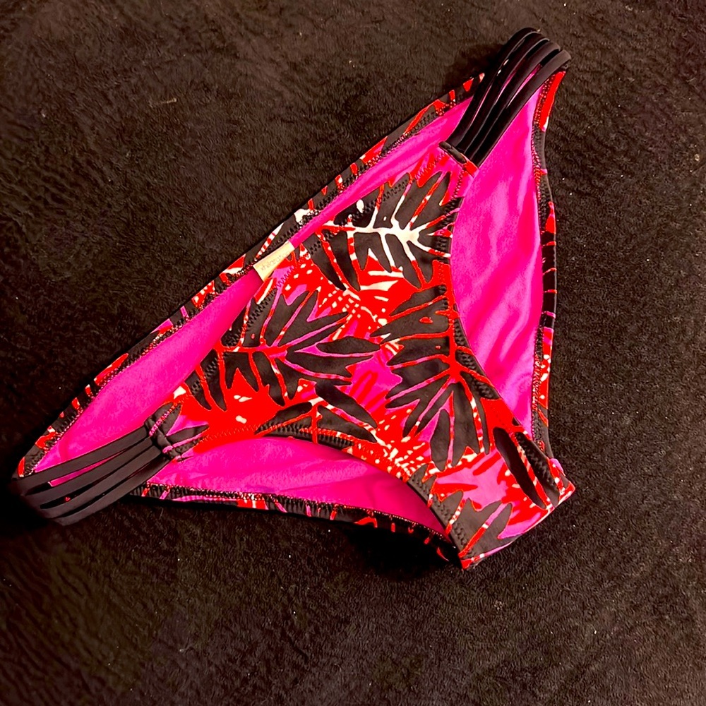 ⭐️ Xhilaration bikini bottoms red black leaves, hot pink inside size L